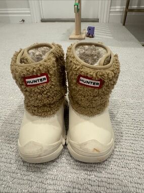 Hunter Kids Cream and Tan Sherpa Cuff Boots